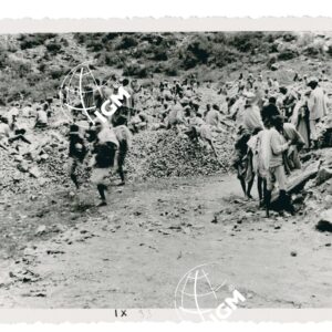 indigeni spacca pietra sotto passo Dolò - FT00000967