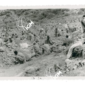 indigeni spacca pietra sotto passo Dolò - FT00000968