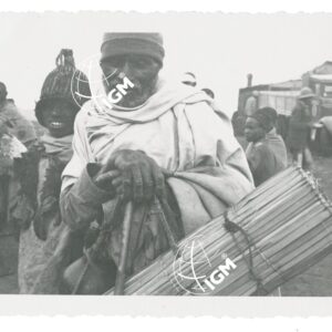 un operaio indigeno col suo letto - FT00001023