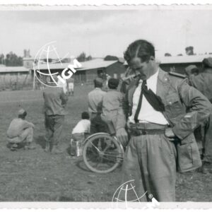 uno dei tanti scherzi che fanno i miei soldati - sorpreso dall'obiettivo mentre mi recavo nel campo sportivo della sezione per vedere una partita di calcio - chi sà in quel momento a cosa pensavo - FT00001552