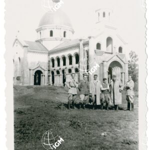 Vannini e un gruppo di militari e civili in posa davanti una chiesa - FT00001643