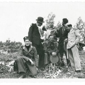 Vannini e un gruppo di militari e civili in posa con un cranio di animale - FT00001645