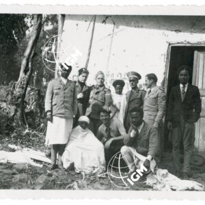 Vannini e un gruppo di militari e civili in posa davanti una casa - FT00001646