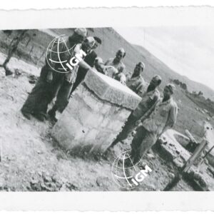 gruppo di militari davanti in cippo di pietra - FT00001654