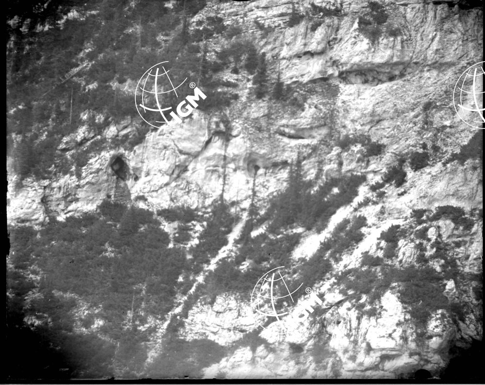 Telefotografia dei probabili lavori in caverna a Croda dell'Ancona - LN00001407