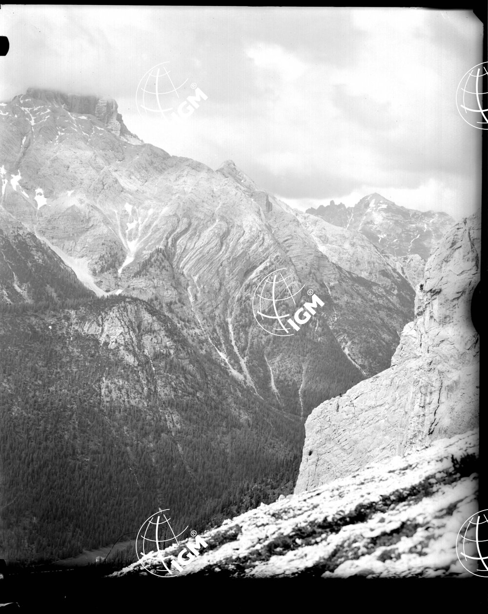 Veduta di Croda dell'Ancona probabili lavori in caverna - LN00001411