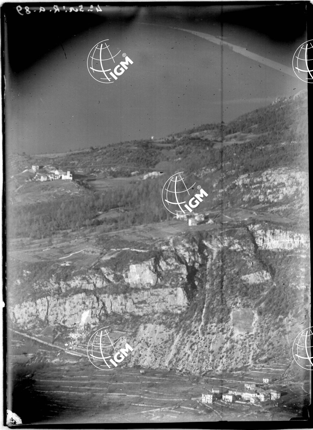 Serie Val Lagarina rilievo telefotografico della zona tra il M.te Ghello e il M.te Finonchio - LN00002489