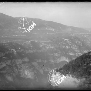 (1) Panorama dell'Altopiano dei Sette Comuni (tra la Val D'Astico e la Val di Martello) - (2) Panorama dell'Altopiano di Tonezza e dell'Altopiano dei Sette Comuni (tra la Val d'Astico e la Val di Martello) - LN00003169