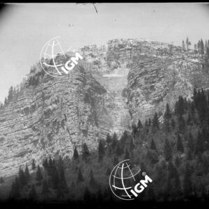 (1) Panorama dell'Altopiano dei Sette Comuni (tra la Val D'Astico e la Val di Martello) - (2) Panorama dell'Altopiano di Tonezza e dell'Altopiano dei Sette Comuni (tra la Val d'Astico e la Val di Martello) - LN00003170