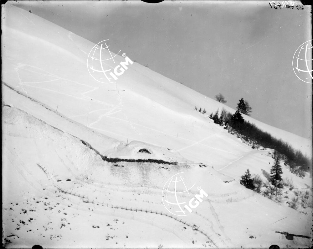 Telefotografie della Zona Dosso dei Morti - Dosso Brull - del Forte Por - dei rafforzamenti sopra il F.te Por - LN00003873