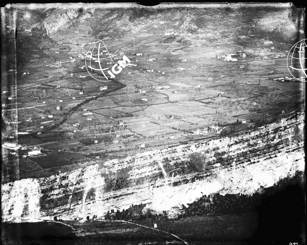 Rilievo panoramico della zona Riva - M. Brione - Nago - M. Corno - Q. 584 - LN00004062
