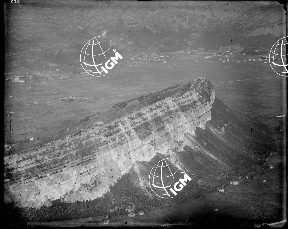 Rilievo panoramico della zona Riva - M. Brione - Nago - M. Corno - Q. 584 - LN00004063