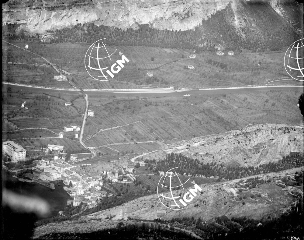 Rilievo panoramico della zona Riva - M. Brione - Nago - M. Corno - Q. 584 - LN00004064