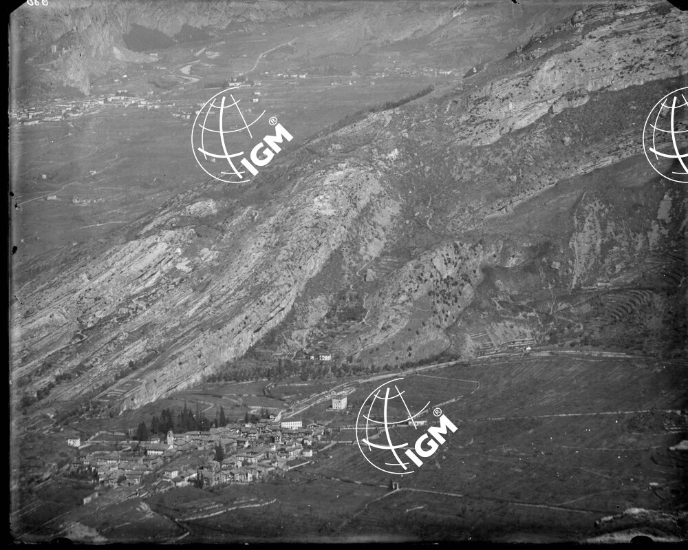 Rilievo panoramico della zona Riva - M. Brione - Nago - M. Corno - Q. 584 - LN00004066