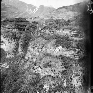 (1) Panorama dell'Altopiano dei Sette Comuni (tra la Val D'Astico e la Val di Martello) - (2) Panorama dell'Altopiano di Tonezza e dell'Altopiano dei Sette Comuni (tra la Val d'Astico e la Val di Martello) - LN00004195