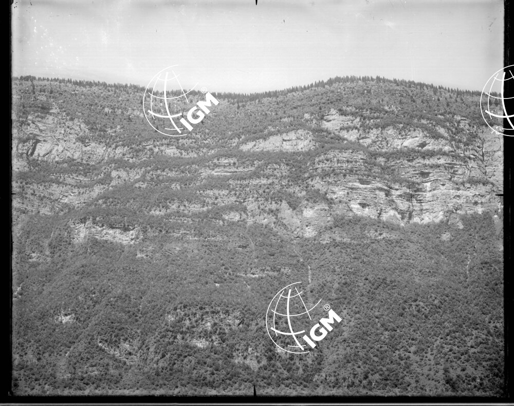 Veduta panoramica dalle pendici di M. Aveati quota 250 - LN00006899
