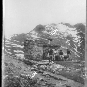 Haute-Tarentaise. SEEZ Savoie - un refuge à 2400 m Les alpins et leurs chiens du St. Bernard Le Mont Valaisan - LN00008917