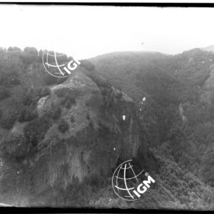 "Valle del Cem Selcit = Panorama ovest eseguito dalle pendici del Kersci Mones, ad un'ora circa da Han Gropes discendendo la valle del Cem Selcit (nella planimetria la stazione si trova a quota 1412 (circoletto rosso))" - LN00010302