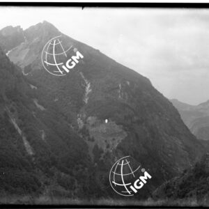 "Valle del Cem Selcit = Panorama ovest eseguito dalle pendici del Kersci Mones, ad un'ora circa da Han Gropes discendendo la valle del Cem Selcit (nella planimetria la stazione si trova a quota 1412 (circoletto rosso))" - LN00010303