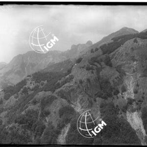 "Valle del Cem Selcit = Panorama ovest eseguito dalle pendici del Kersci Mones, ad un'ora circa da Han Gropes discendendo la valle del Cem Selcit (nella planimetria la stazione si trova a quota 1412 (circoletto rosso))" - LN00010304