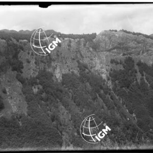 "Valle del Cem Selcit = Panorama ovest eseguito dalle pendici del Kersci Mones, ad un'ora circa da Han Gropes discendendo la valle del Cem Selcit (nella planimetria la stazione si trova a quota 1412 (circoletto rosso))" - LN00010305